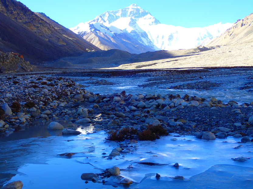 位於海拔5200公尺的西藏珠峰登山活動基地。（作者提供）